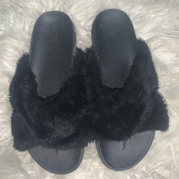 Black comfy, warm , cozy slides - Picture 4 of 5